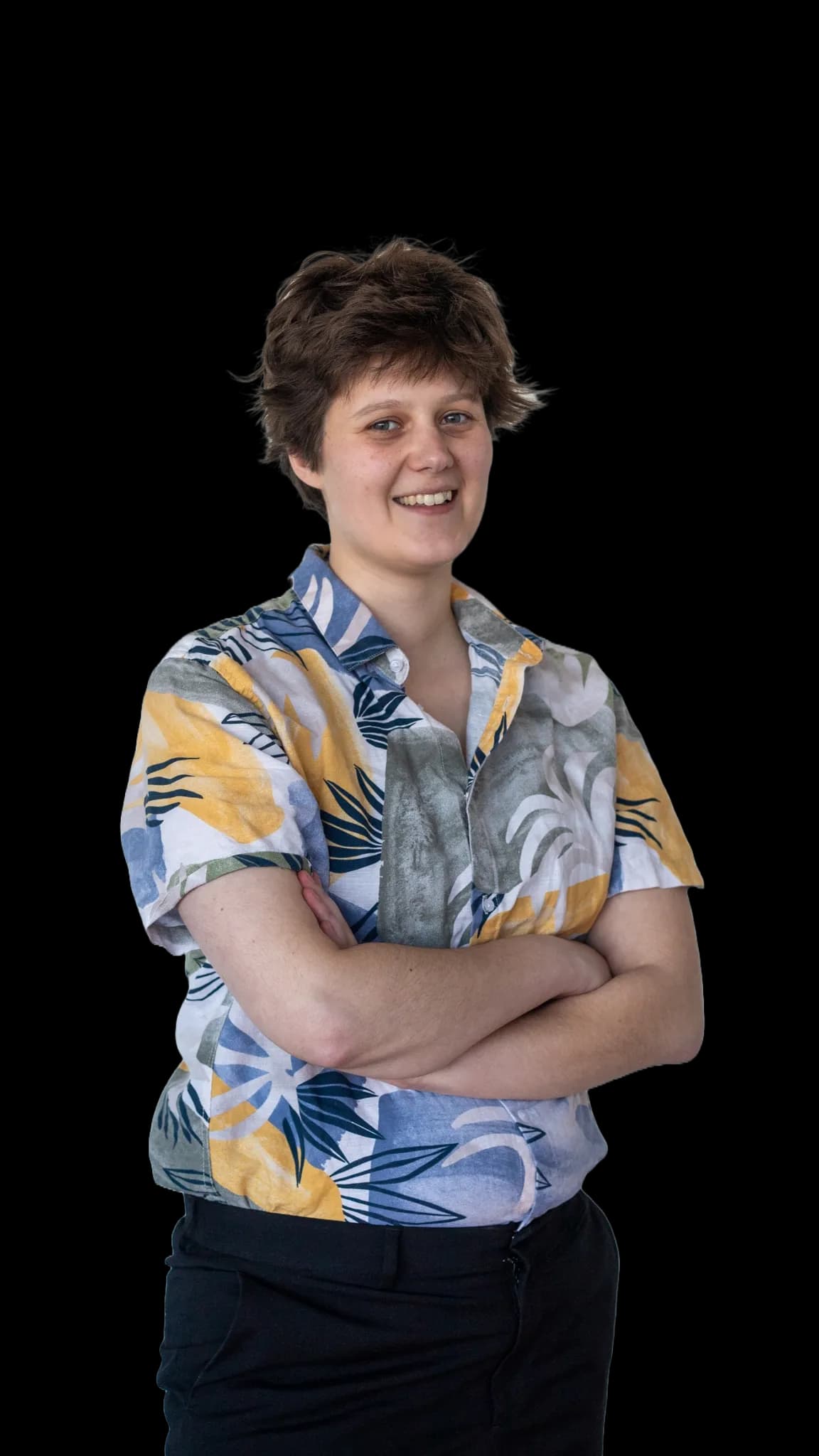 Alex Christiaens, gehuld in een pak en lachend naar de camera.